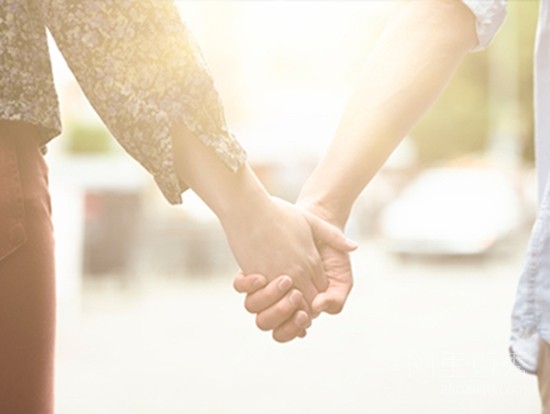 情侣智能感应手环,不在一起也能传递情感--阿里百秀