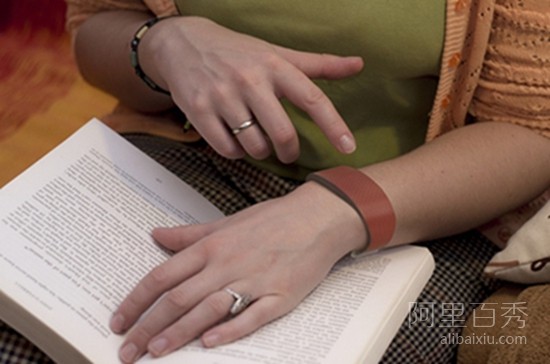 情侣智能感应手环,不在一起也能传递情感--阿里百秀