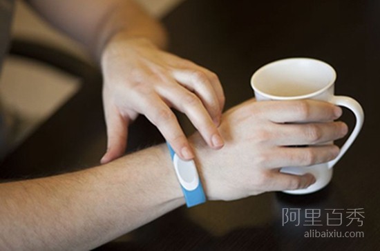 情侣智能感应手环,不在一起也能传递情感--阿里百秀